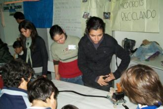 las jóvenes expositoras del 3º 1ª C.S.I.P.P