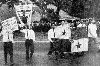 Estudiantes del Instituto Nacional de Panamá marchan para izar la bandera en la Escuela de Balboa, Zona del Canal, el 9 de enero de 1964. ¡UN SOLO TERRITORIO UNA SOLA BANDERA!