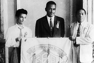 Foto tomada en el Congreso de Estudiantes del 12 de diciembre de 1957, en el Aula Máxima del Instituto Nacional de Panamá: Floyd Britton Morrison (en el centro), Presidente del Congreso; Polidoro Pinzón Castrellón (a la izquierda), Vice-Presidente del Congreso y Andrés Cantillo Murillo (a la derecha), Secretario General de la Federación de Estudiantes de Panamá F.E.P. Se puede observar el escudo de la desaparecida Federación de Estudiantes de Panamá F.E.P. y su lema: "La Federación en Marcha."