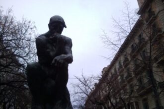 Estatua "El Pensador" de FranÁ§ois-Auguste-René Rodin. Escultor Francés (1840-1917).