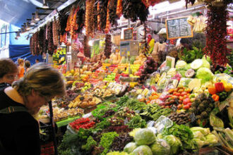 Las comidas principales de la dieta mediterránea no pueden prescindir de tres elementos: cereales, verduras y frutas y productos lácteos. Imagen: SINC.