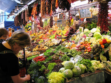 Las comidas principales de la dieta mediterránea no pueden prescindir de tres elementos: cereales, verduras y frutas y productos lácteos. Imagen: SINC.