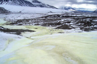 Emanaciones sulfurosas amarillas en el Paso del Fiordo Borup (Canadá). Imagen: D. Gleeson.