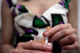 Las madres que fuman durante el embarazo tienen bebés de 180 a 230 gramos más delgados que las que no fuman. Imagen SINC.