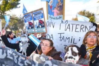El Patagónico/Manifestación con máscaras en Caleta Olivia- Santa Cruz