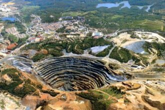 Dimensión del hoyo de un yacimiento de extraccion mineral a cielo abierto