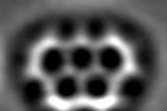 A pesar de su diminuto tamaño, unas 100.000 veces más fino que un cabello humano, los cinco anillos del 'olimpiceno' se reconocen fácilmente. Imagen: IBM R.-Zurich, Univ.Warwick, RSC.
