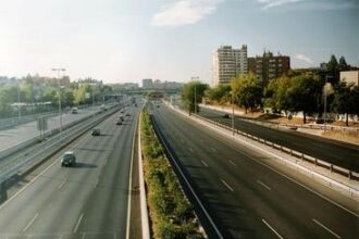 Tramo de la M30. Abajo a la izquierda se observan las marcas cuadradas bajo las que están los detectores. Imagen: SICE/Ayuntamiento de Madrid.