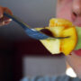 Entre las recomendaciones diarias para la alimentación de los adolescentes está el tomar cinco o más raciones de frutas o verduras. Imagen por Stuart Pilbrow.