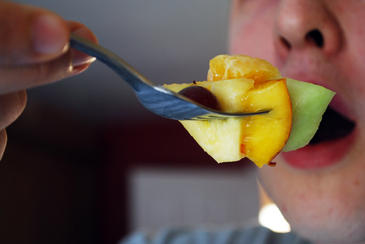Entre las recomendaciones diarias para la alimentación de los adolescentes está el tomar cinco o más raciones de frutas o verduras. Imagen por Stuart Pilbrow.