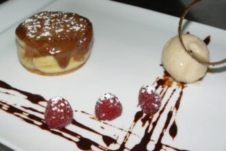 helado de chocolate blanco y crema toffi con plátanos