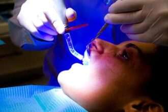 El contagio emocional positivo en la familia podría llegar a inducir en el niño el estado adecuado que facilite la atención dental. Imagen: Conor Lawless.
