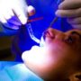El contagio emocional positivo en la familia podría llegar a inducir en el niño el estado adecuado que facilite la atención dental. Imagen: Conor Lawless.