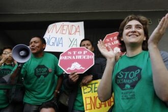 ada colau stop desahucios