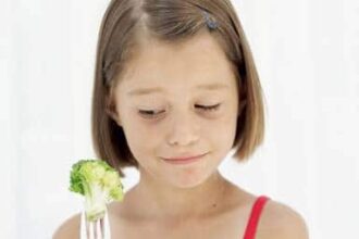 Niña con brócoli