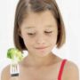 Niña con brócoli