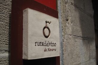 Placa indicadora de la Ruta del Vino de Navarra
