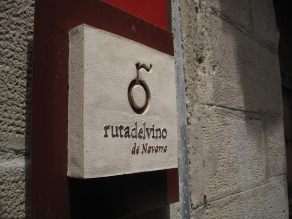 Placa indicadora de la Ruta del Vino de Navarra