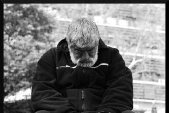 Pobre. Dormir