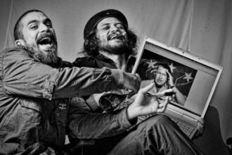 Fidel Castro y el Che Guevara con Hugo Chávez. Comunismo
