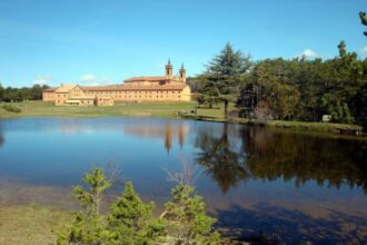 Otra vista del Monasterio Nuevo de San Juan de la Peña. Foto Eugenio Mateo