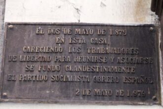 Placa conmemorativa fundación del PSOE en la Calle de Tetuán 12. Madrid.