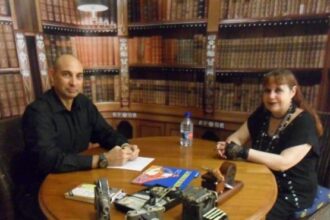 "El Lobo Estepario": Raúl Tristán (izda.) entrevista a la historiadora Adela Rubio (dcha.)