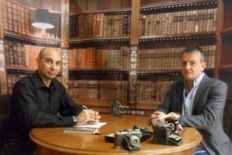 “El Lobo Estepario”: Raúl Tristán (izda.) entrevista al periodista y activista Fernando Rivarés (dcha.)