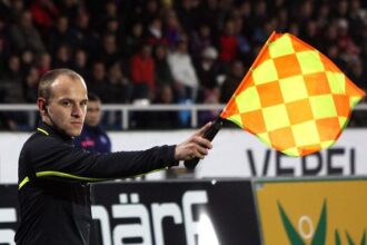 Un asistente levanta el banderín. / Clemens SchÁ¼ttengruber