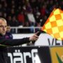 Un asistente levanta el banderín. / Clemens SchÁ¼ttengruber