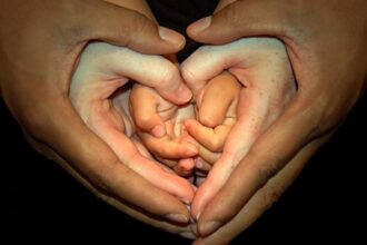 perdonar familia manos corazón