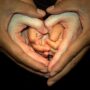perdonar familia manos corazón