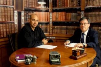 Raúl Tristán (izda.) entrevista a Ángel Dolado (dcha.), Juez Decano de Zaragoza, en ‘El Lobo Estepario’. Programa nº 28, 22 de mayo de 2014