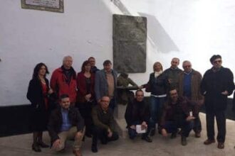 Miembros de la ACE Andalucía monumento Machado