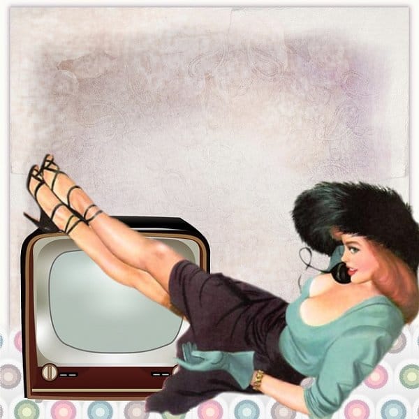 mujer tele sofa