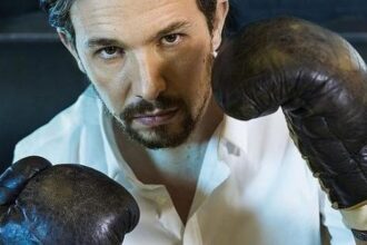 pablo iglesias con guantes de boxeo