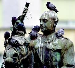 estatua ecuestre franco cagada palomas