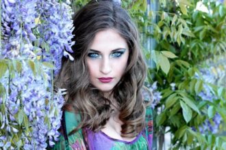 chica flores