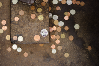El significado de encontrar monedas en el suelo
